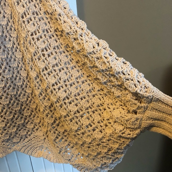 Very pretty cropped sweater. - Picture 4 of 6